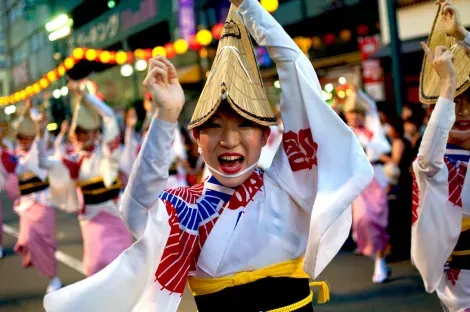 Una ballerina del festival Awa Odori (Tokushima), con il tradizionale cappello amigasa.
