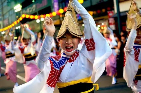 Une danseuse du festival Awa Odori (Tokushima), coiffée du chapeau traditionnel amigasa. Une danseuse du festival Awa Odori (Tokushima), coiffée du chapeau traditionnel amigasa.