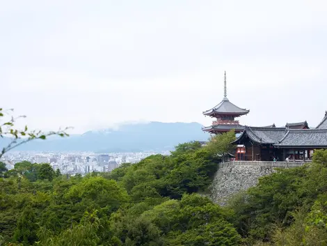 Perché sur sa montage, le Kiyomizu-dera a la ville de Kyoto à ses pieds. Perché sur sa montage, le Kiyomizu-ji a la ville de Kyoto à ses pieds.