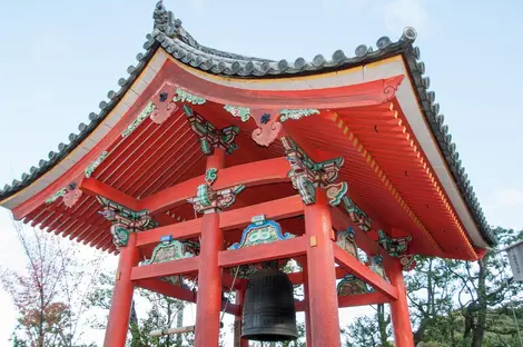 La cloche du temple Kiyomizu-dera à Kyoto. La cloche du temple Kiyomizu-dera à Kyoto.