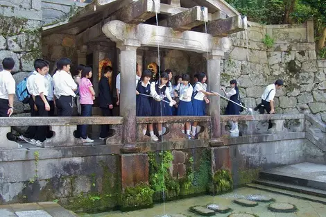 La cascade Otowa qui donne son nom au temple Kiyomizu-dera de Kyoto. La cascade Otowa qui donne son nom au temple Kiyomizu-dera de Kyoto.