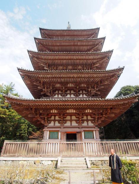 Contre plongée sur la la pagode à 5 étages du temple Daigoji (Kyoto).