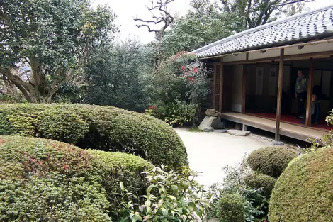 Le modeste temple Shisen-dô  (Kyoto) abrite trois pièces dont une dédiée à la contemplation.