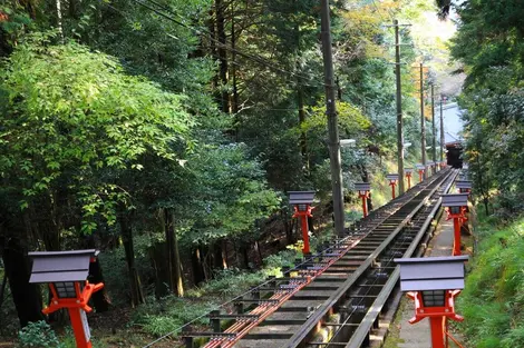 Le funiculaire pour atteindre sans effort le sommet du Mont Kuramayama près de Kyoto.