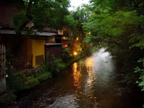 Las machiya, las casas tradicionales al borde del hermoso río Shinbashi. Las machiya, las casas tradicionales al borde del hermoso río Shinbashi.