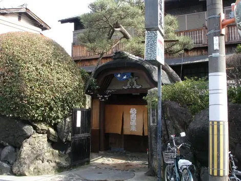 Entrada al onsen Funaoka, cerca del Pabellón de Oro. Entrada al onsen Funaoka, cerca del Pabellón de Oro.
