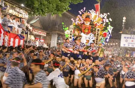 Les porteurs de kazariyama ont chacun un rôle bien défini afin de manœuvrer correctement ce char d'une tonne.