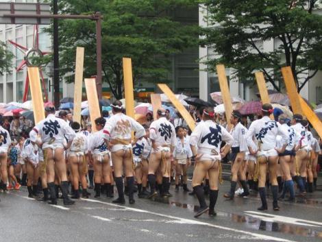 La tenue des porteurs de Yamakasa, folklore traditionnel du festival Hakata Gion Yamakasa.