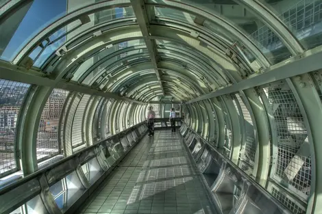 Un tunel de vidrio cubre una parte del puente Akashi Kaikyo Kobe.