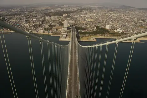 Le pont Akashi Kaikyo est le plus long pont suspendu du monde.