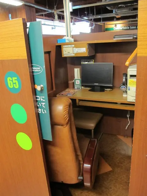 manga kissa Une cabine de manga kissa, un point d'accès internet ouvert 24/7.