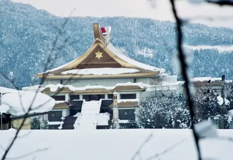 El templo Mahikari bajo la nieve.