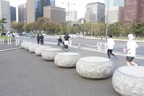 Séance de jogging le long des jardins impériaux à Tokyo.