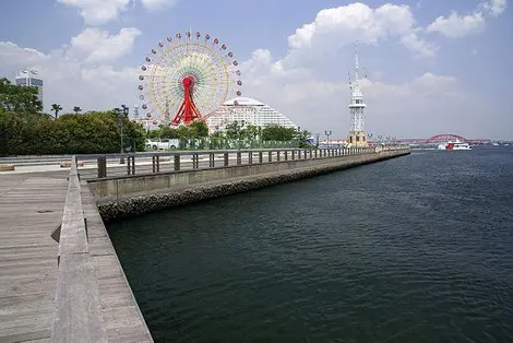 Paseo junto al agua en la zona de Harborland.