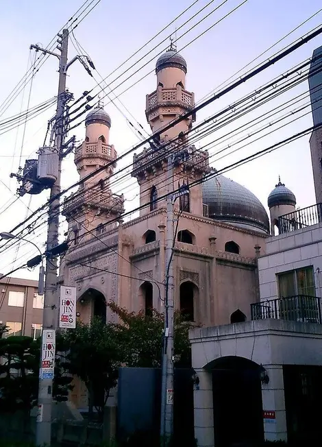 Les deux tours de la mosquée de Kobe.