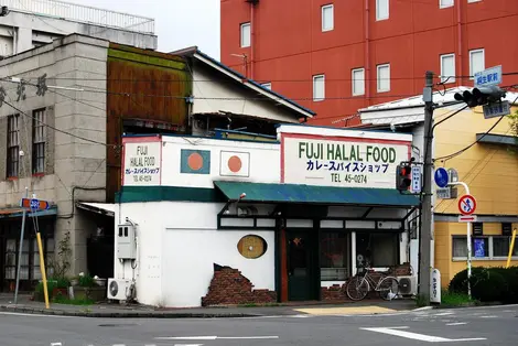 Conservare prodotto halal in Kiryu City, a nord di Tokyo.