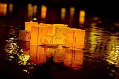 Lanterns Motoyasugawa deposited on the river.