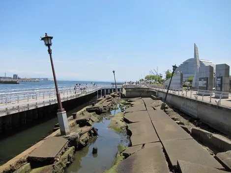 Una parte del antiguo malecón se conserva para recordar el fuerte terremoto de 1995 en Kobe. Una parte del antiguo malecón se conserva para recordar el fuerte terremoto de 1995 en Kobe.