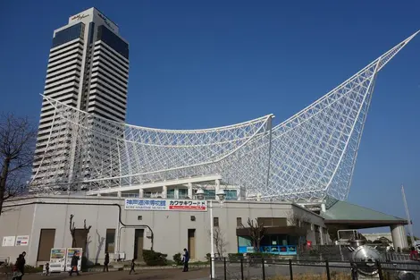L'architettura del Museo Marittimo di Kobe.