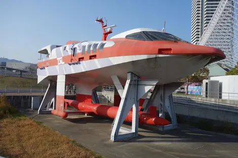 The hydrofoil &quot;gale&quot; (Zenbotsu-gata) briefing before the Kobe Maritime Museum.