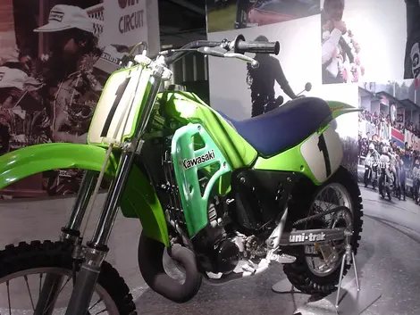 Una mostra motociclo Kawasaki Good Times selvaggio nel Museo Marittimo di Kobe.