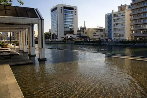 Il fiume Shinmachi intorno al quale si è sviluppata la tradizione dell'indaco