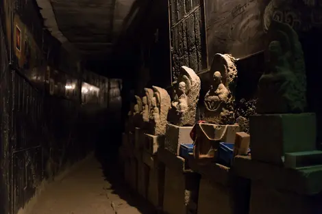 Un pequeño tunel lleva al templo interior. Un pequeño tunel lleva al templo interior.