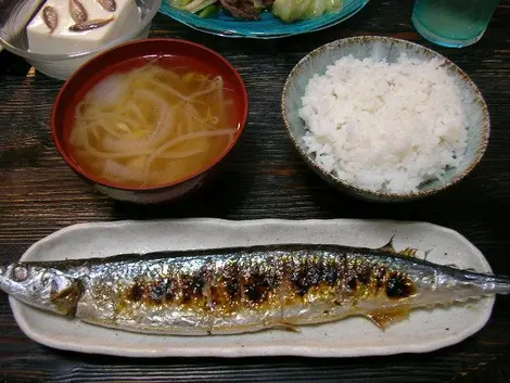 Sanma pesce servito con tutte le guarnizioni è uno dei piatti più popolari in autunno.