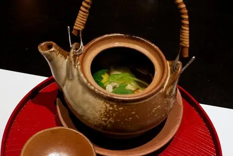 La sopa Matsutake Dobin Mushi se sirve en una tetera. La sopa Matsutake Dobin Mushi se sirve en una tetera.