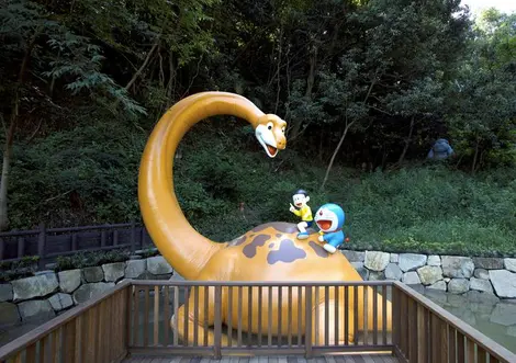 Doraemon3 A l'extérieur du musée Doraemon, un jardin pour enfants customisé à l'effigie du héros local.