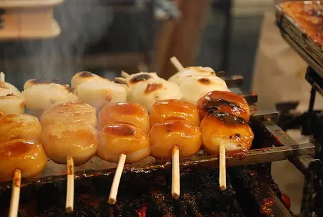 Des dango mochi sur le feu Dango mochi sur le feu