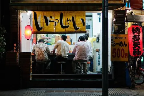 Des mangeurs de râmen au comptoir Des mangeurs de râmen au comptoir