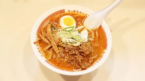 I tipici ramen ricetta miso di Sapporo in cui il brodo è accentato con pasta di soia fermentata.