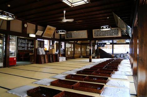 Le petit salon du second étage du Dogo Onsen