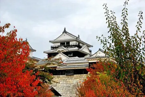 El Castillo medieval Matsuyama-jo es uno de los últimos doce que se han conservado en Japón. El Castillo medieval Matsuyama-jo es uno de los últimos doce que se han conservado en Japón.