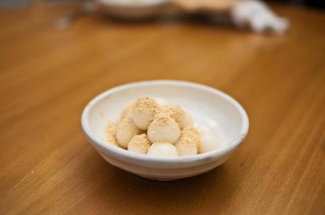 Los tsukimi manju, también llamados tsukimi dango, son unos dulces a base de mochi.