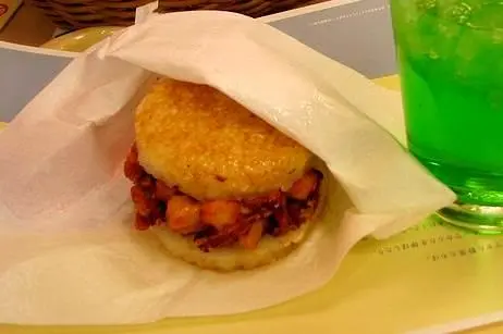 Le rice burger de MOS Burger Le rice burger de MOS Burger