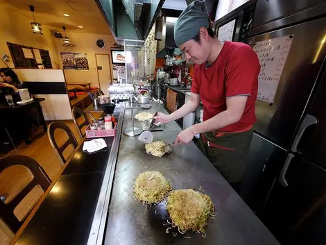 Un restaurant d'okonomiyaki Un restaurant d'okonomiyaki