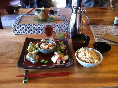 Le menu déjeuner chez Soh Soh : riz complet et assortiment de légumes.