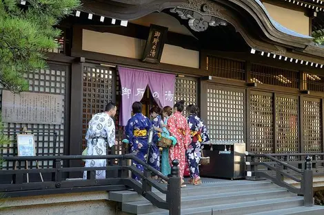 Un groupe de baigneurs devant le Gosho no yu