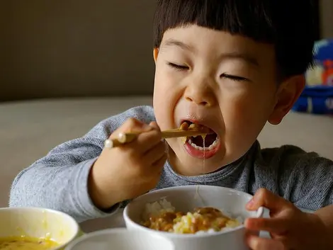 Un enfant mangeant du nattô Un enfant mangeant du nattô