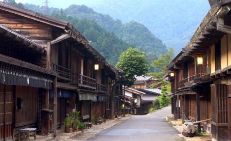 La calle principal  Tsumago (Alpes Japoneses), sin coches ni cables eléctricos a la vista. 