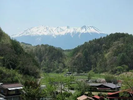 Le mont Ontake vu depuis un chemin de randonnée de la vallée de Kiso (Alpes japonaises).