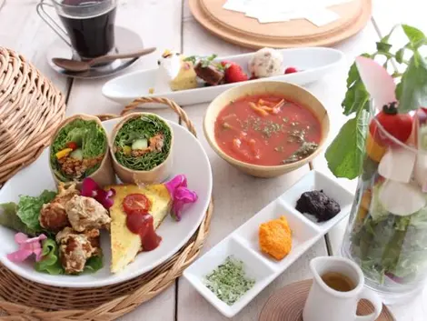 Los menús de Ain Soph Journey son completamente vegetarianos y realmente deliciosos. Los menús de Ain Soph Journey son completamente vegetarianos y realmente deliciosos.