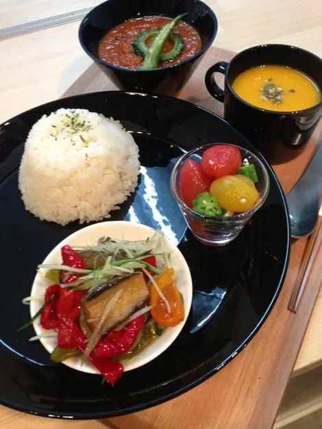 Además de preparar excelente comida shôjin ryori, las cocineras del Komaki Shokudo preparan una deliciosa sopa. Además de preparar excelente comida shôjin ryori, las cocineras del Komaki Shokudo preparan una deliciosa sopa.