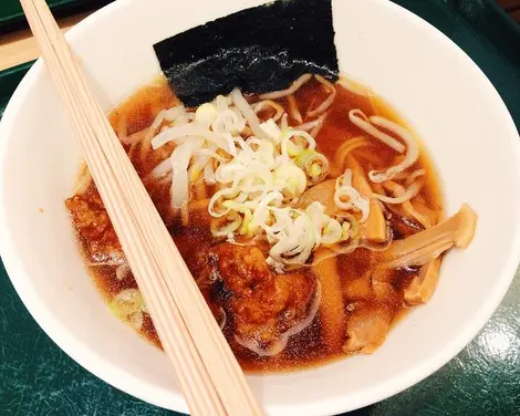 El caldo de ramen por lo general tiene carne, pero en el T's Tantan es vegetariano. El caldo de ramen por lo general tiene carne, pero en el T's Tantan es vegetariano.