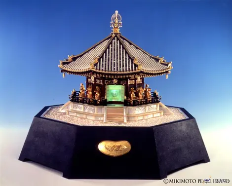 Une pagode richement décorée de perles, exposée au musée Mikimoto. Une pagode richement décorée de perles, exposée au musée Mikimoto.
