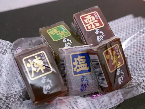 Los yokan se consiguen en los supermercados y a menudo están hechos a base de azuki. Son la merienda perfecta. Los yokan se consiguen en los supermercados y a menudo están hechos a base de azuki. Son la merienda perfecta.