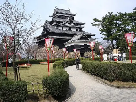 El castillo de Matsue se llama castillo lluvioso por su forma y a sus colores que recuerdan a un pájaro El castillo de Matsue se llama castillo lluvioso por su forma y a sus colores que recuerdan a un pájaro