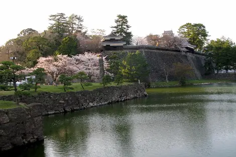 Gracias a sus fosos, Matsue-jō estaba protegido de cualquier ataque enemigo Gracias a sus fosos, Matsue-jō estaba protegido de cualquier ataque enemigo